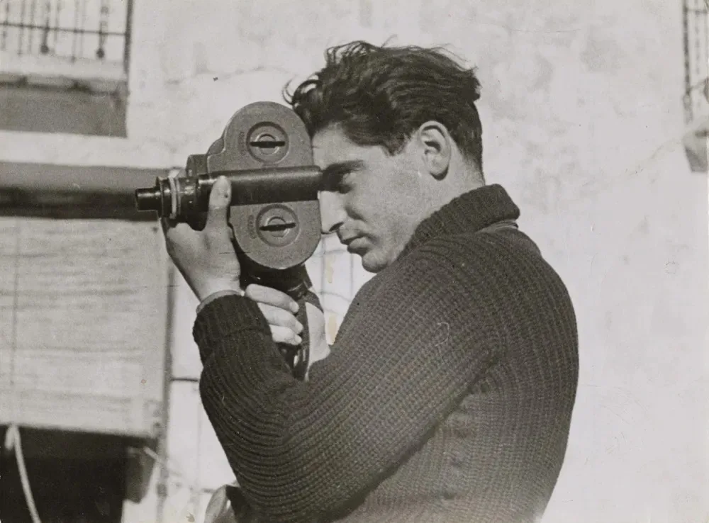 Robert Capa utilise une caméra Eyemo sur le front de Ségovie
