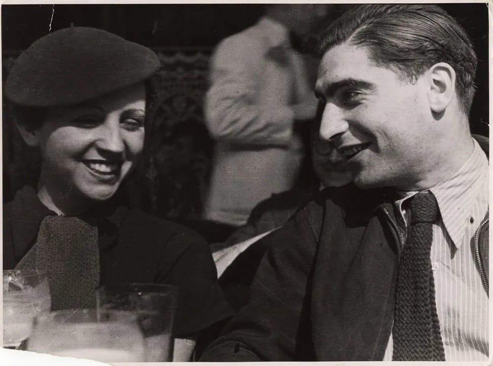 Gerda Taro et Robert Capa sourient à Paris en 1936