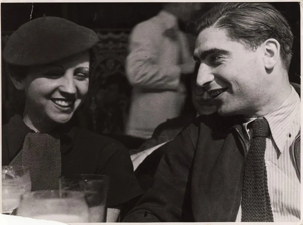 Gerda Taro et Robert Capa sourient à Paris en 1936