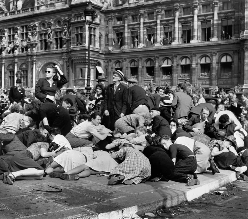 La foule se couche après des tirs devant l’Hôtel de Ville de Paris