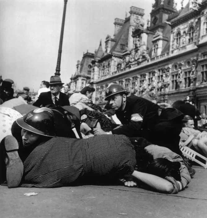 Une foule plaquée au sol devant l’Hôtel de Ville de Paris