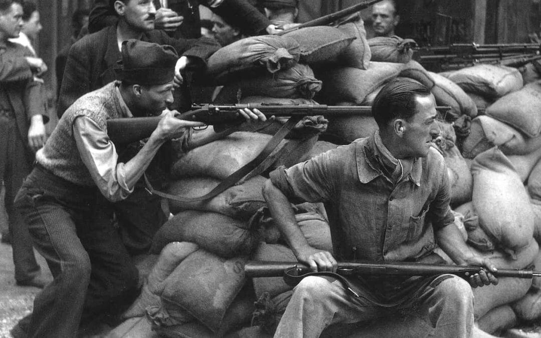 Barricade de sacs de sable dans le Quartier latin, Robert Doisneau, aout 1944