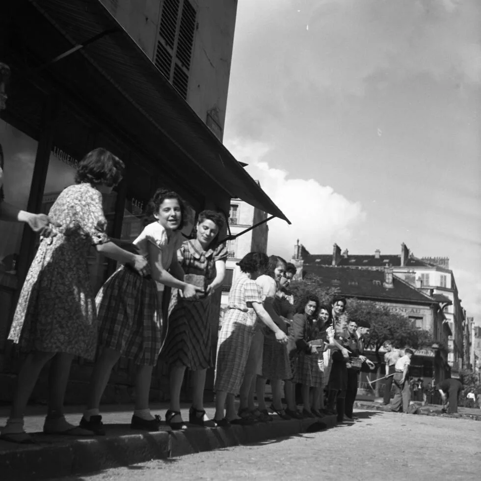 Foule et vehicules dans Paris pendant l insurrection, Robert Doisneau, aout 1944