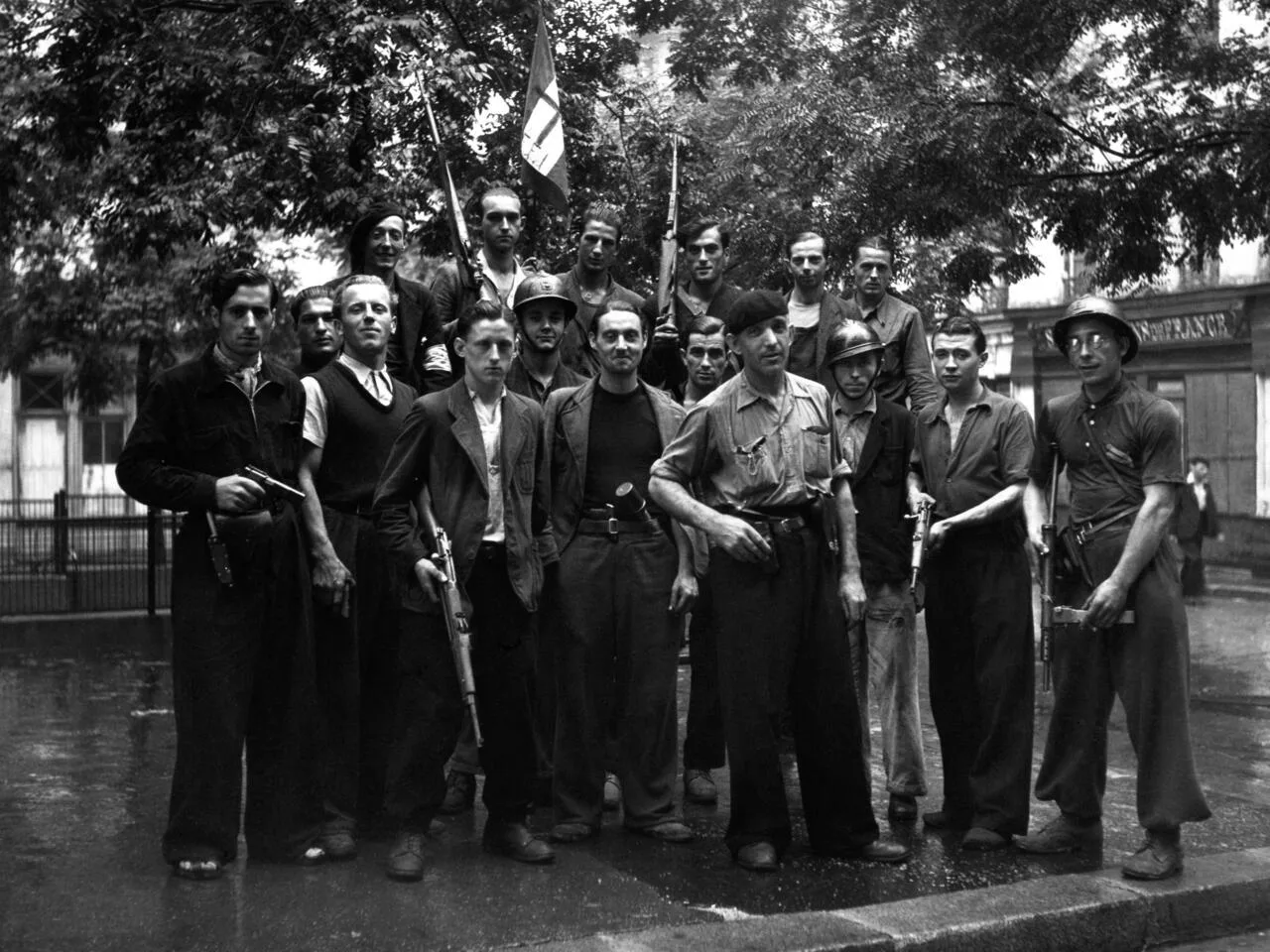 Groupe de FFI en armes photographie par Robert Doisneau en aout 1944