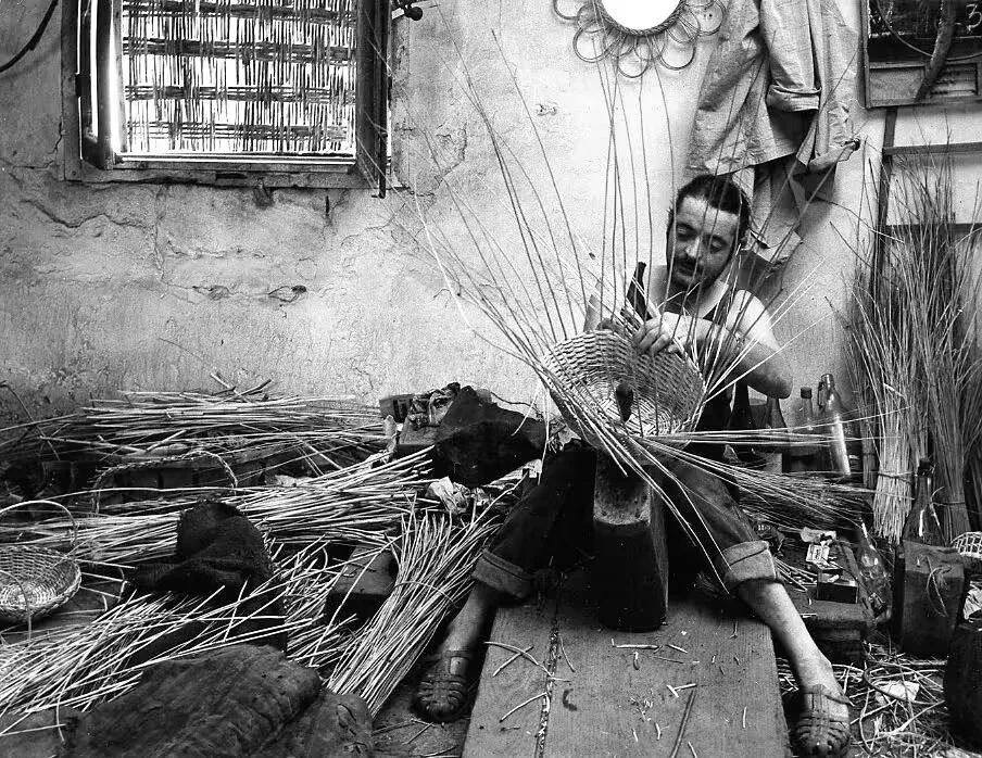 Un vannier au travail photographie par Robert Doisneau