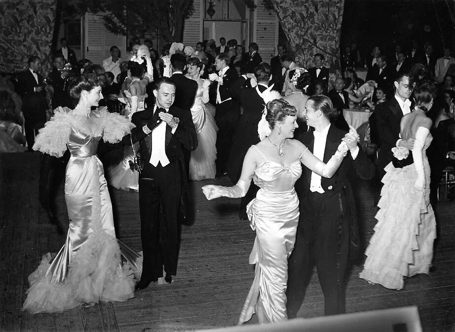 Couples dansant lors d un bal mondain chez le baron et la baronne de l Espee, Robert Doisneau, 1949
