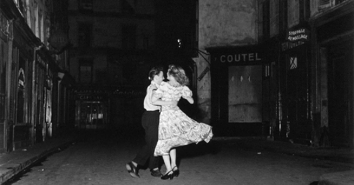 Une danseuse seule dans une rue de Paris pendant un bal, Robert Doisneau