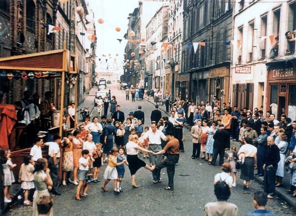 Bal populaire dans une rue de Paris photographie en couleur par Robert Doisneau