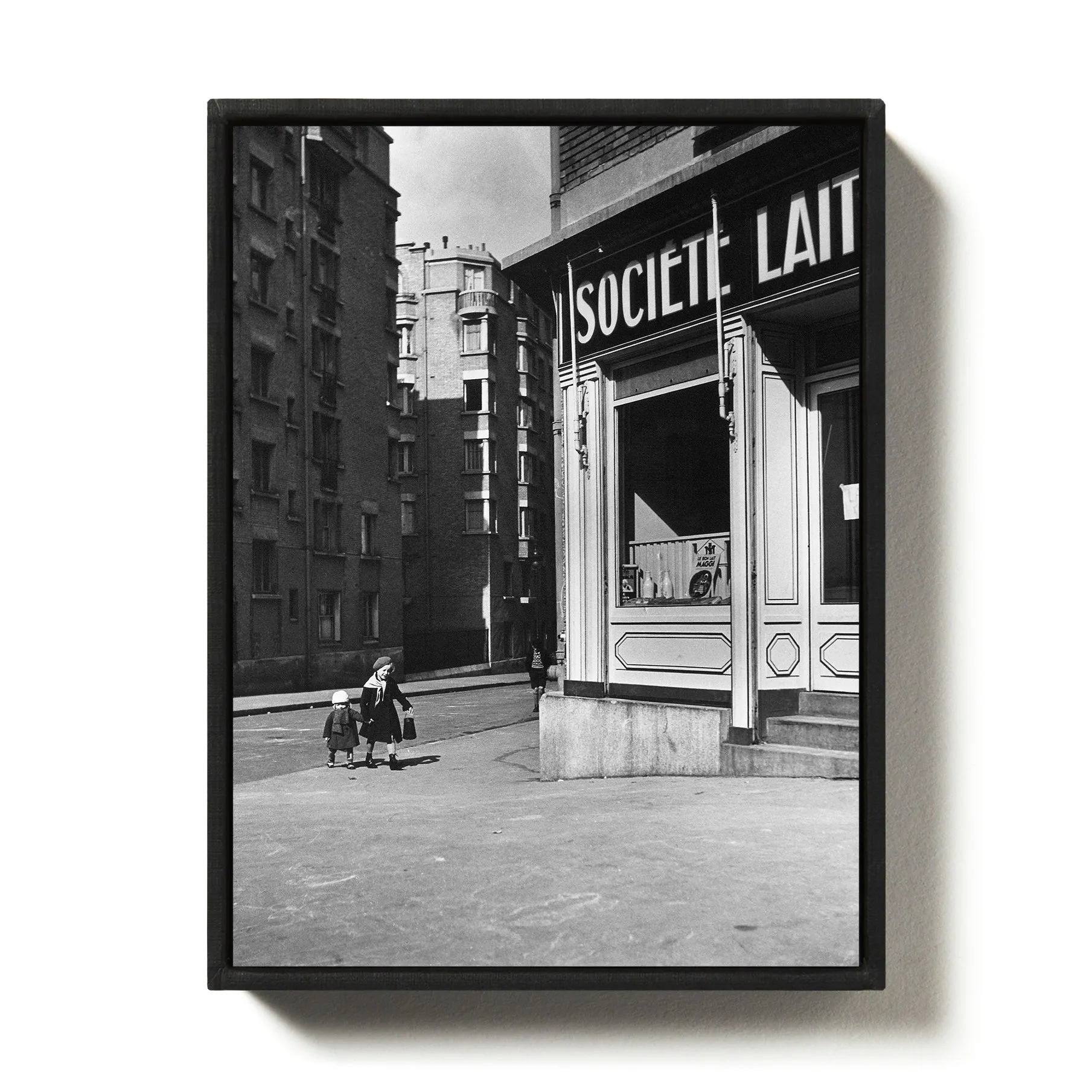 Deux enfants devant une crèmerie de banlieue, Robert Doisneau