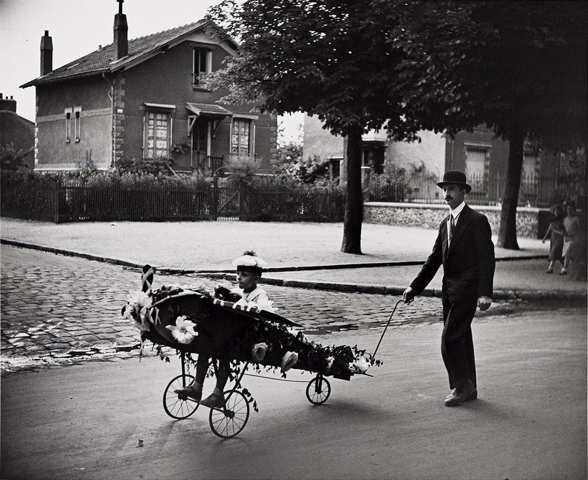 L'aéroplane de papa : un banlieusard tirant l'avion qu'il a construit, Choisy-le-Roi, Robert Doisneau, 1934