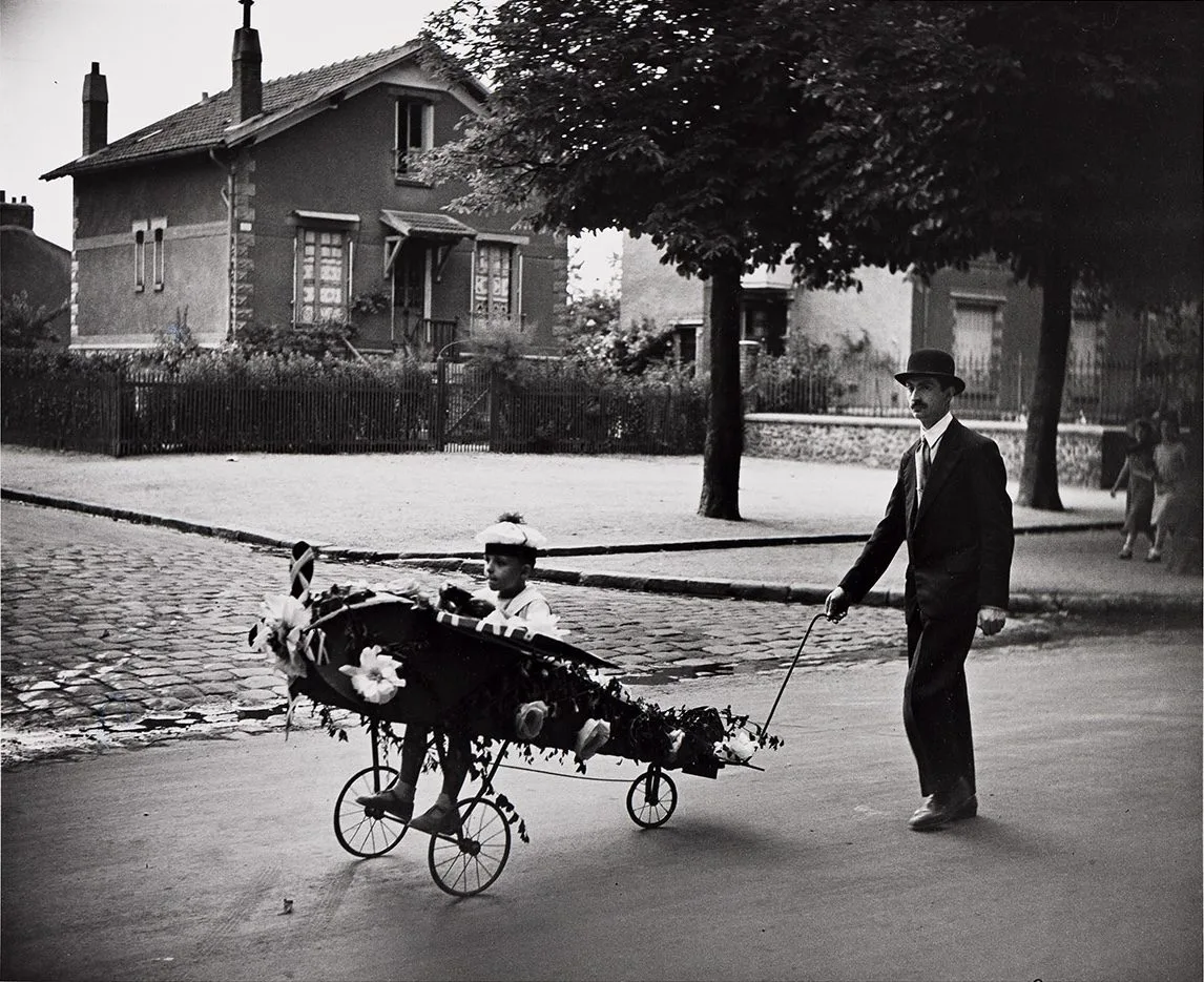 L'aéroplane de papa : un banlieusard tirant l'avion qu'il a construit, Choisy-le-Roi, Robert Doisneau, 1934