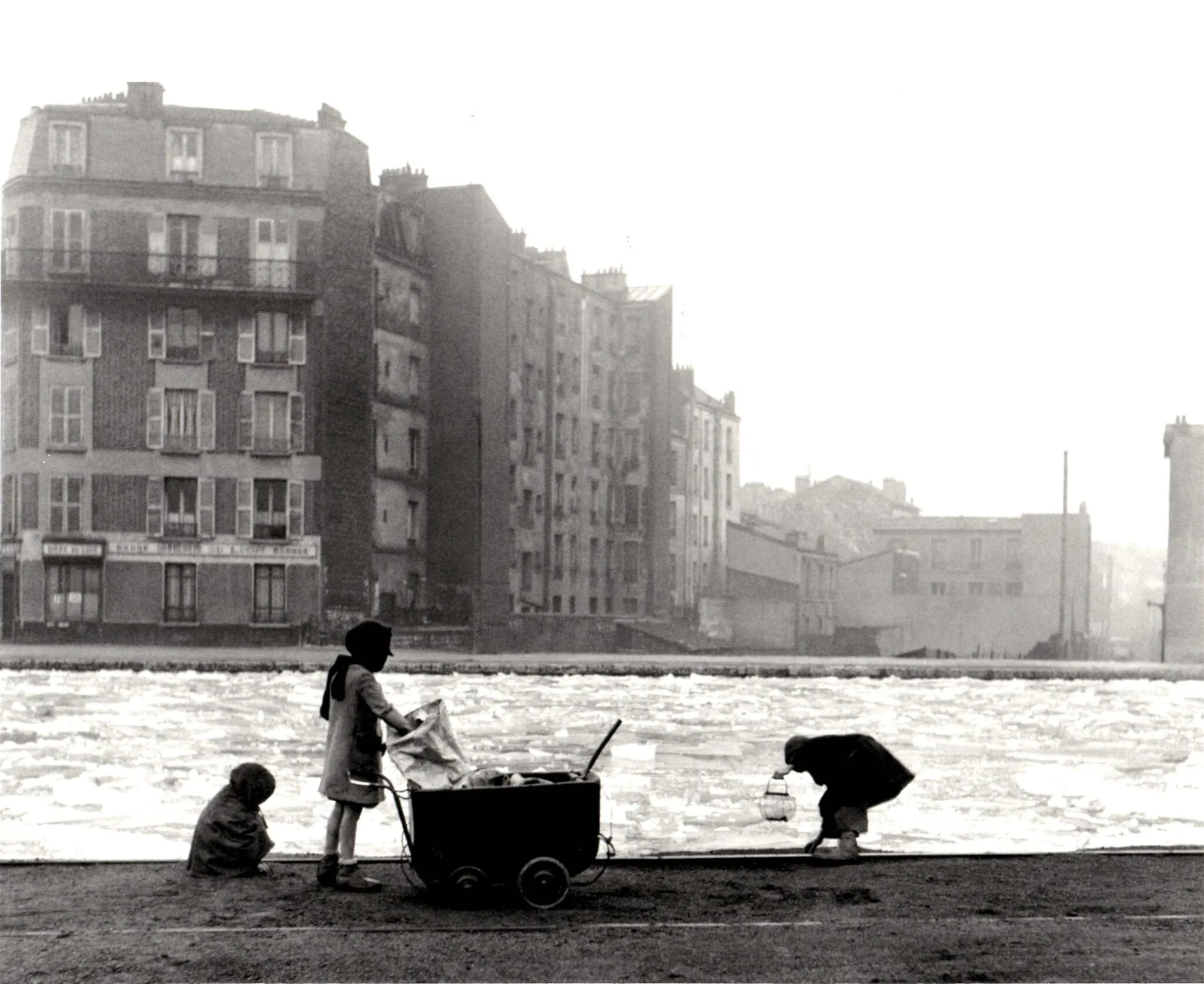 Les glaneurs de charbon au bord du canal, Aubervilliers, Robert Doisneau, 1945