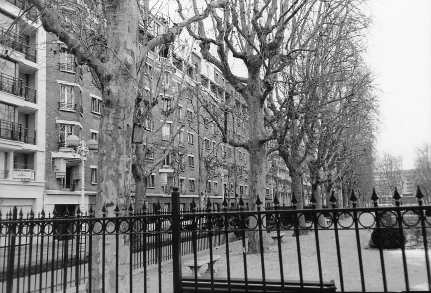 Rue de la banlieue sud photographiee par Robert Doisneau