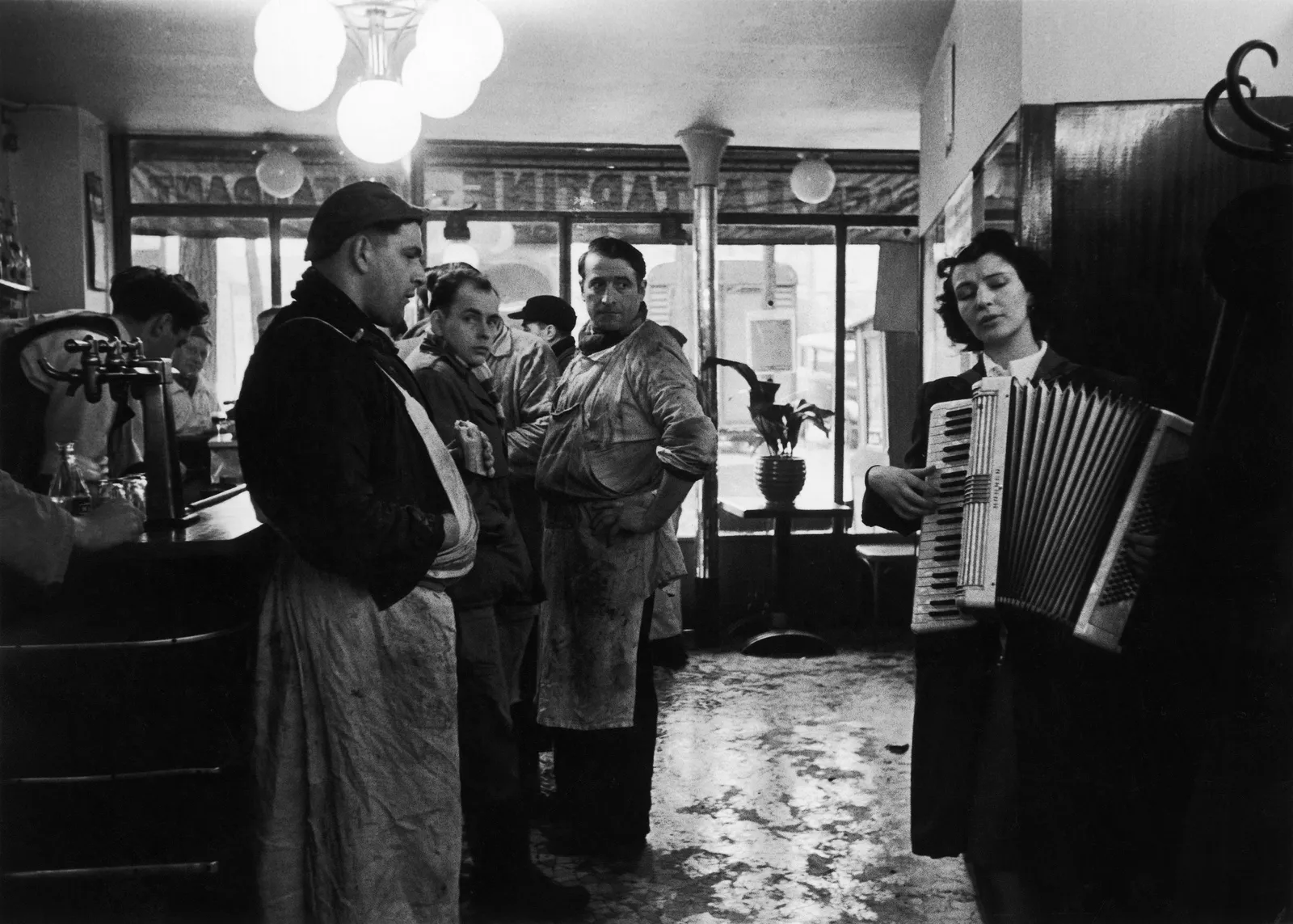 Les bouchers mélomanes autour d'un accordéoniste, Robert Doisneau, 1953