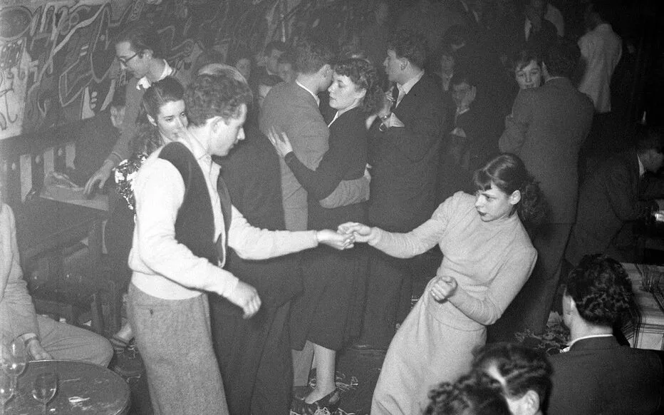 Danseurs dans une cave existentialiste de Saint-Germain-des-Pres, Robert Doisneau