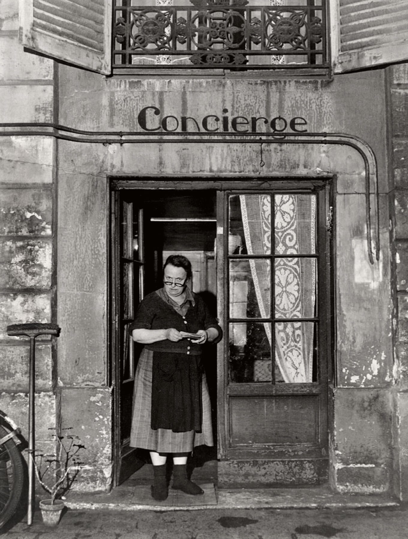 Une concierge sur le pas de sa porte, Robert Doisneau