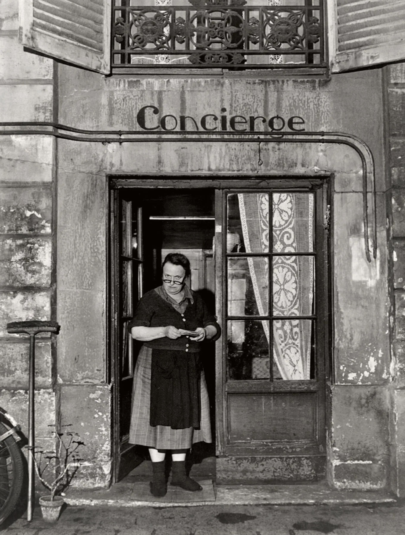 Une concierge sur le pas de sa porte, Robert Doisneau