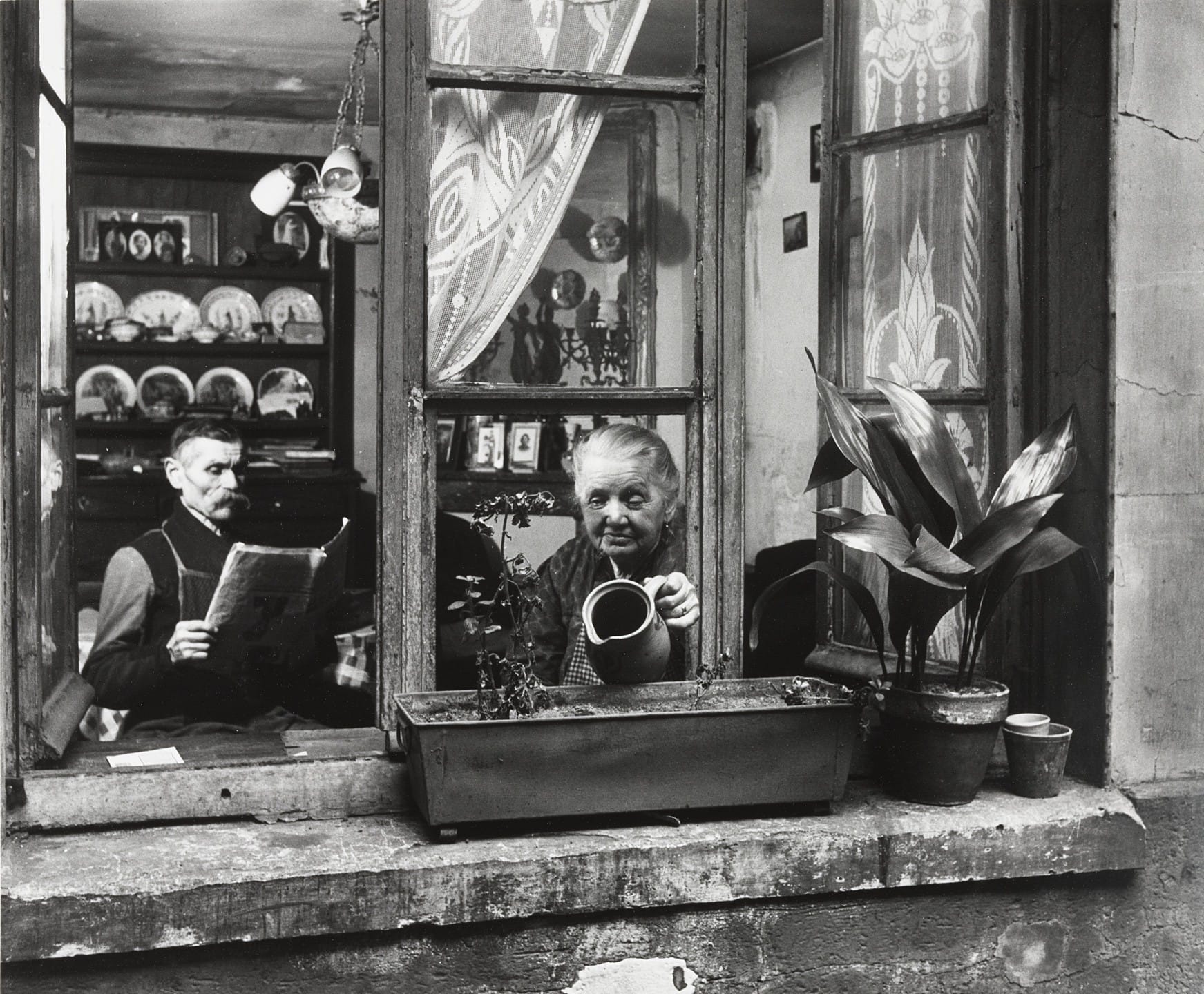 Un couple de concierges a leur fenetre rue du Dragon a Paris, Robert Doisneau, 1946