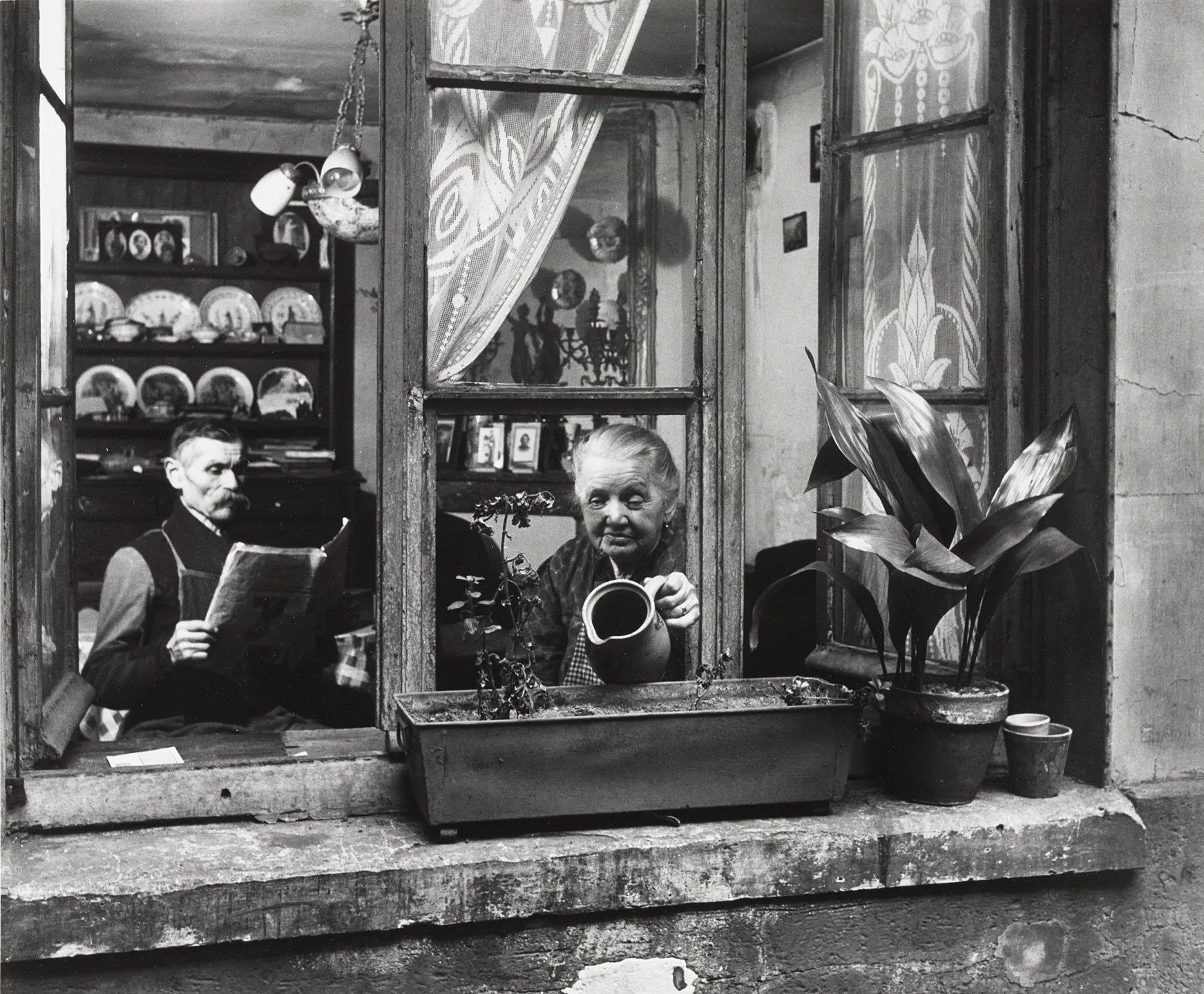 Un couple de concierges a leur fenetre rue du Dragon a Paris, Robert Doisneau, 1946