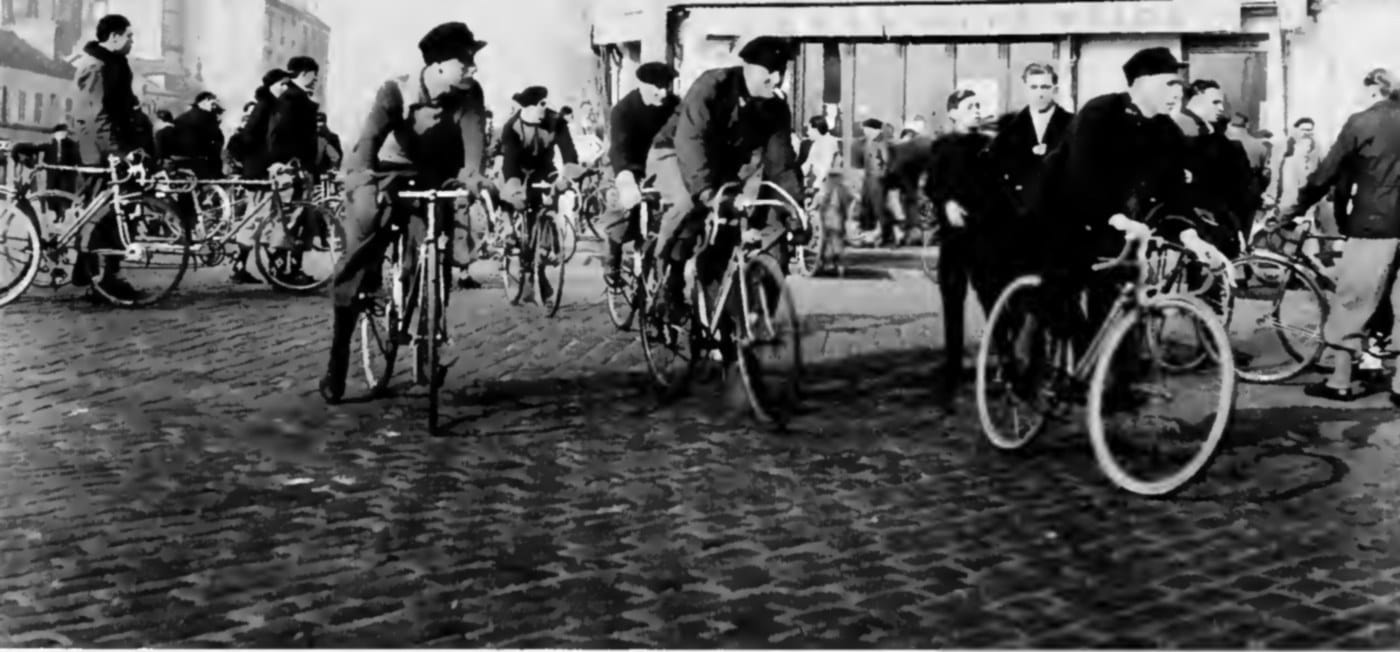 Cyclistes au carrefour de La Vache Noire entre Gentilly et Montrouge, Robert Doisneau, 1946