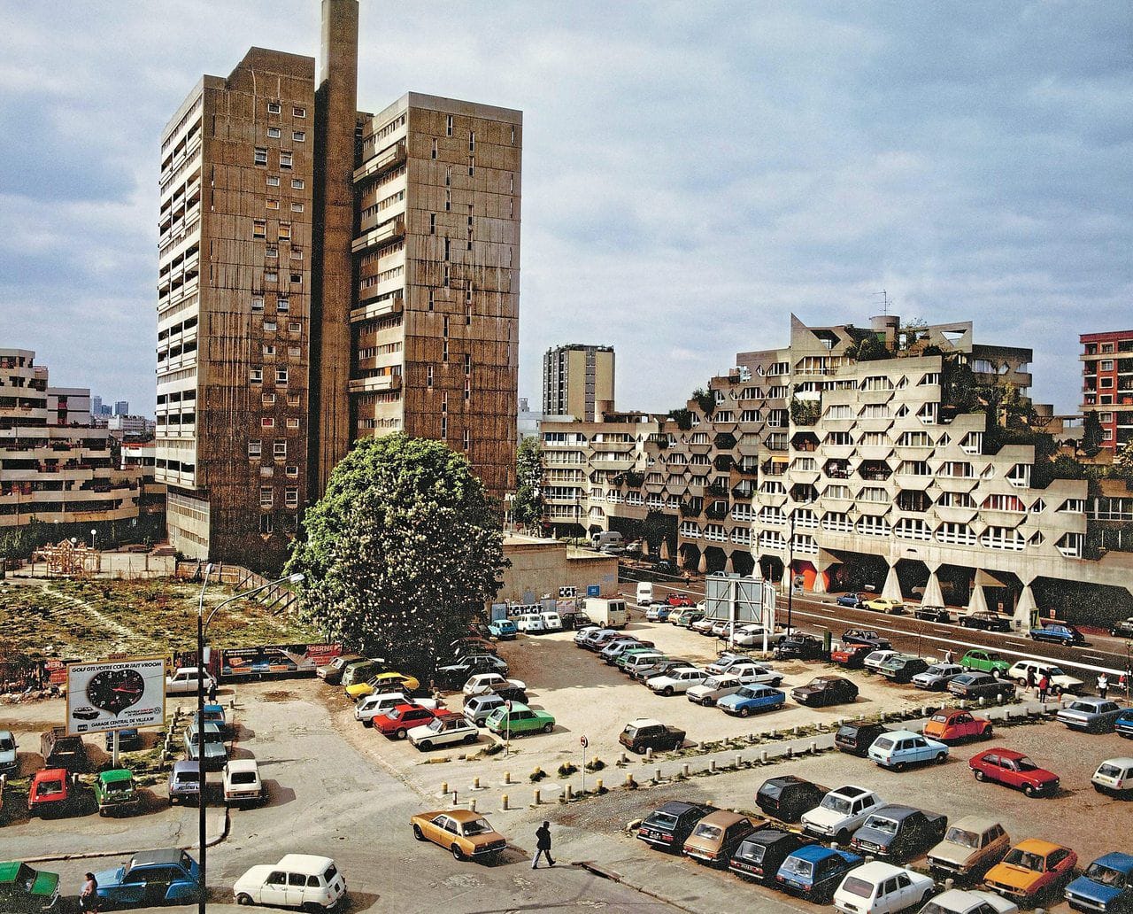 Grand ensemble de la banlieue parisienne photographié en couleur par Robert Doisneau pour la mission DATAR, 1984