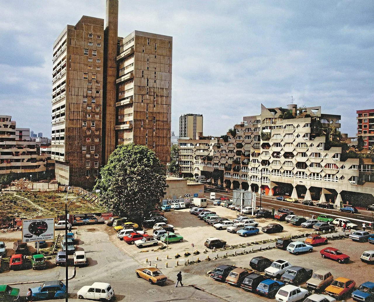 Grand ensemble de la banlieue parisienne photographié en couleur par Robert Doisneau pour la mission DATAR, 1984