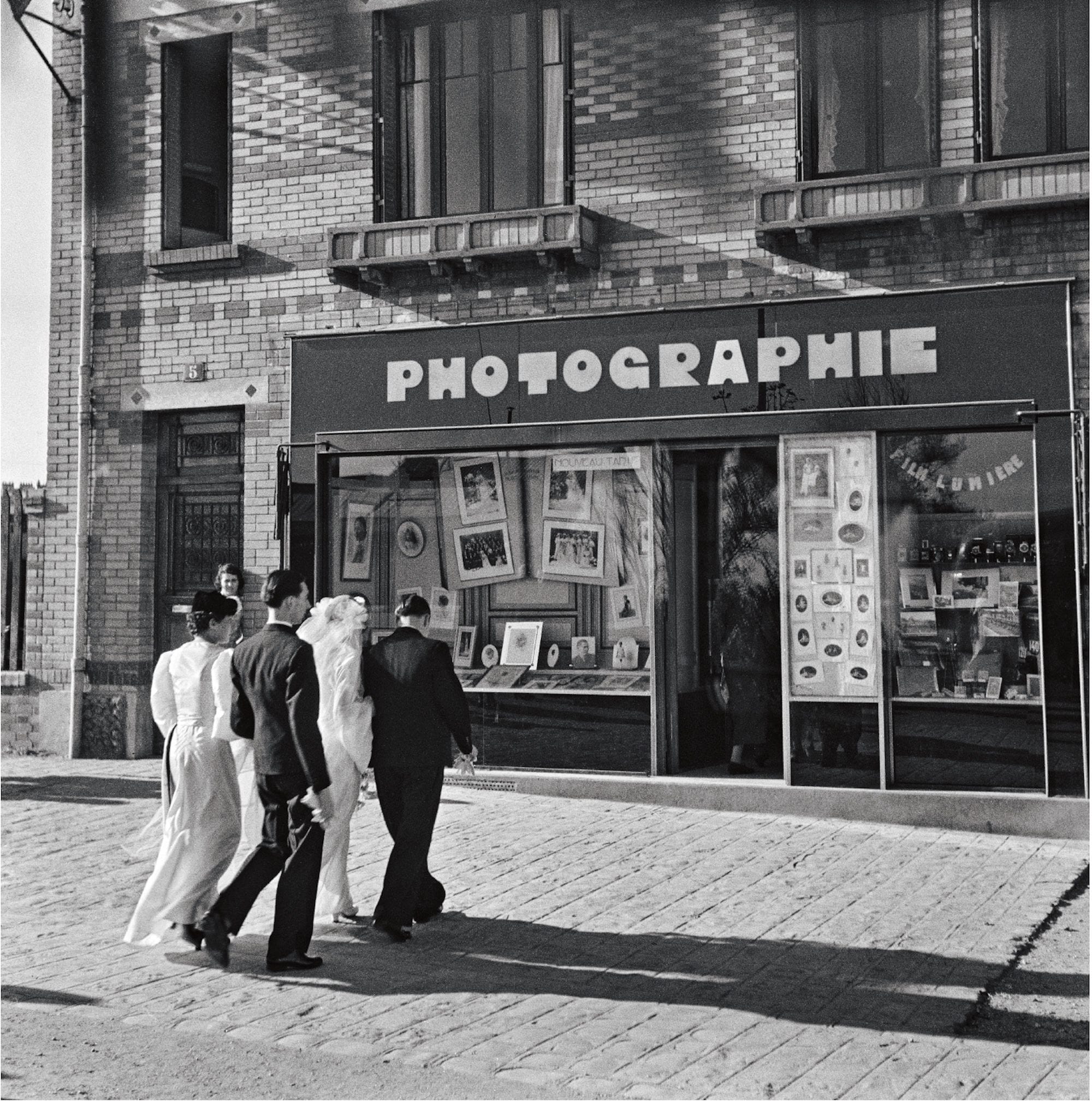 Devanture d une boutique de photographie photographiee par Robert Doisneau