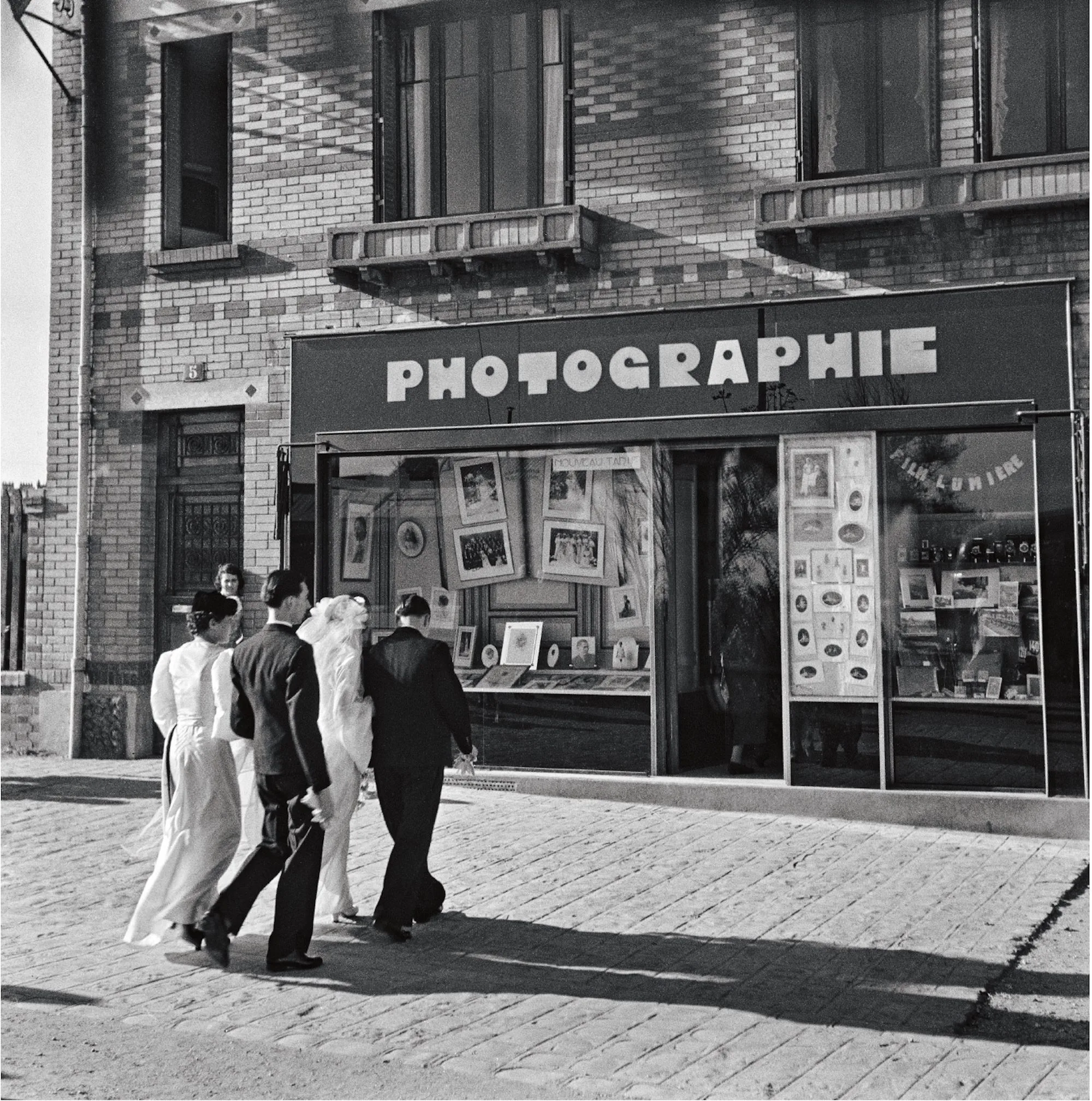Devanture d une boutique de photographie photographiee par Robert Doisneau