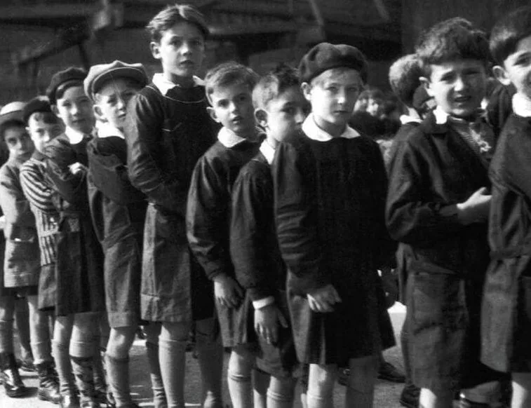 File d ecoliers devant l ecole communale, Robert Doisneau