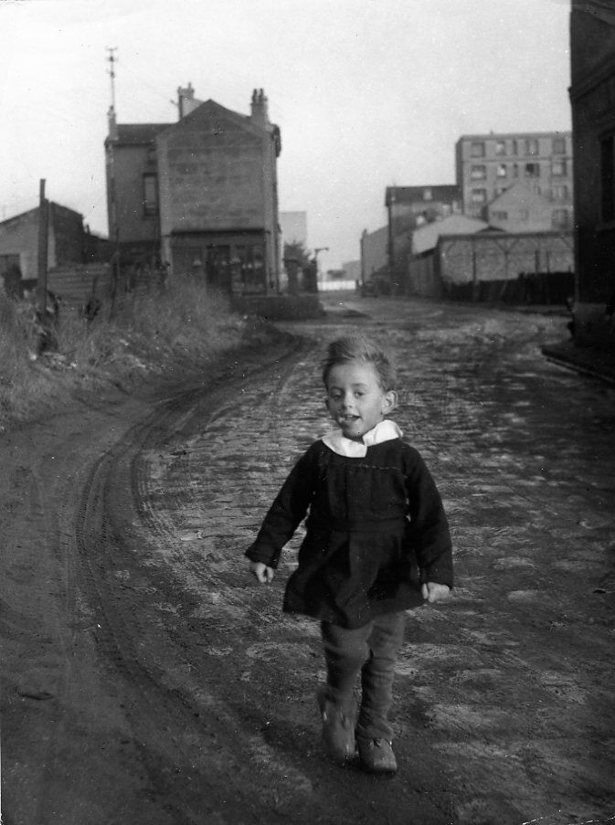 Un enfant seul sur un chemin de terre a Saint-Denis, Robert Doisneau, 1945