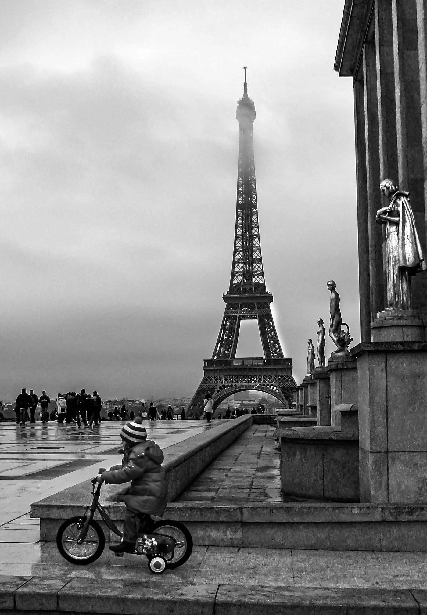 Un enfant a velo au pied de la tour Eiffel, Robert Doisneau