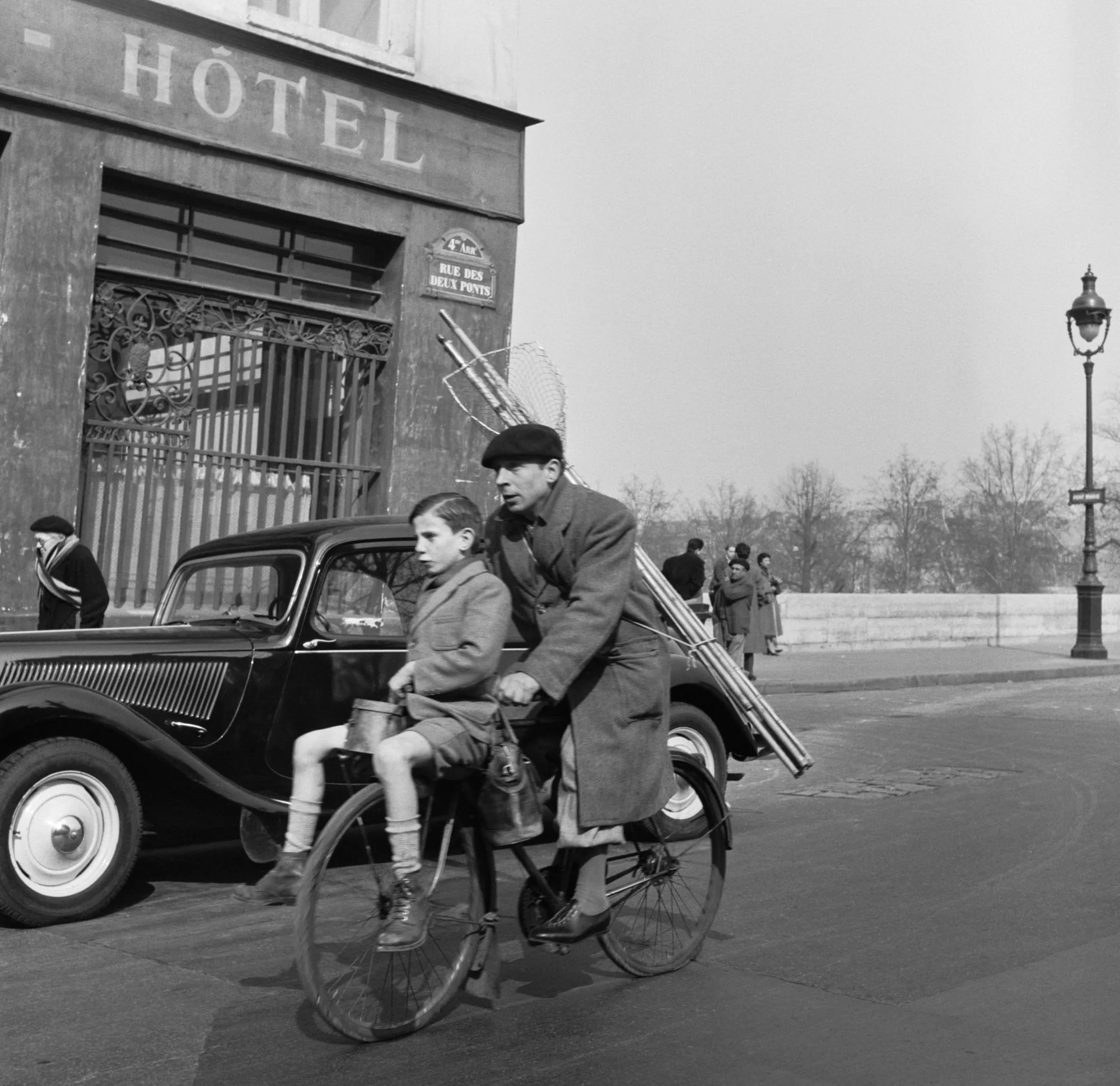 Deux enfants sur un velo dans une rue de banlieue, Robert Doisneau