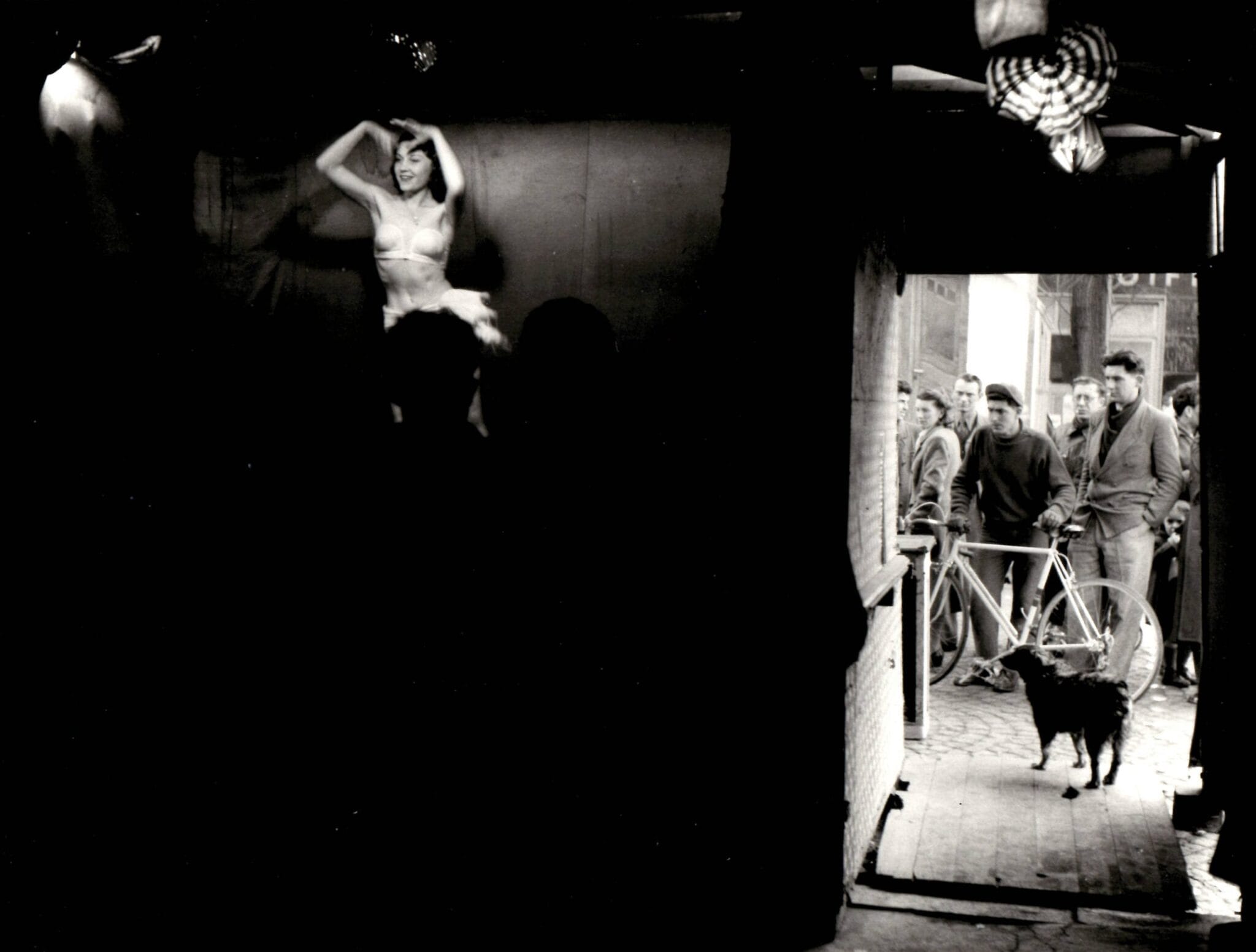 Mademoiselle Wanda a la fete foraine du boulevard Saint-Jacques, Robert Doisneau