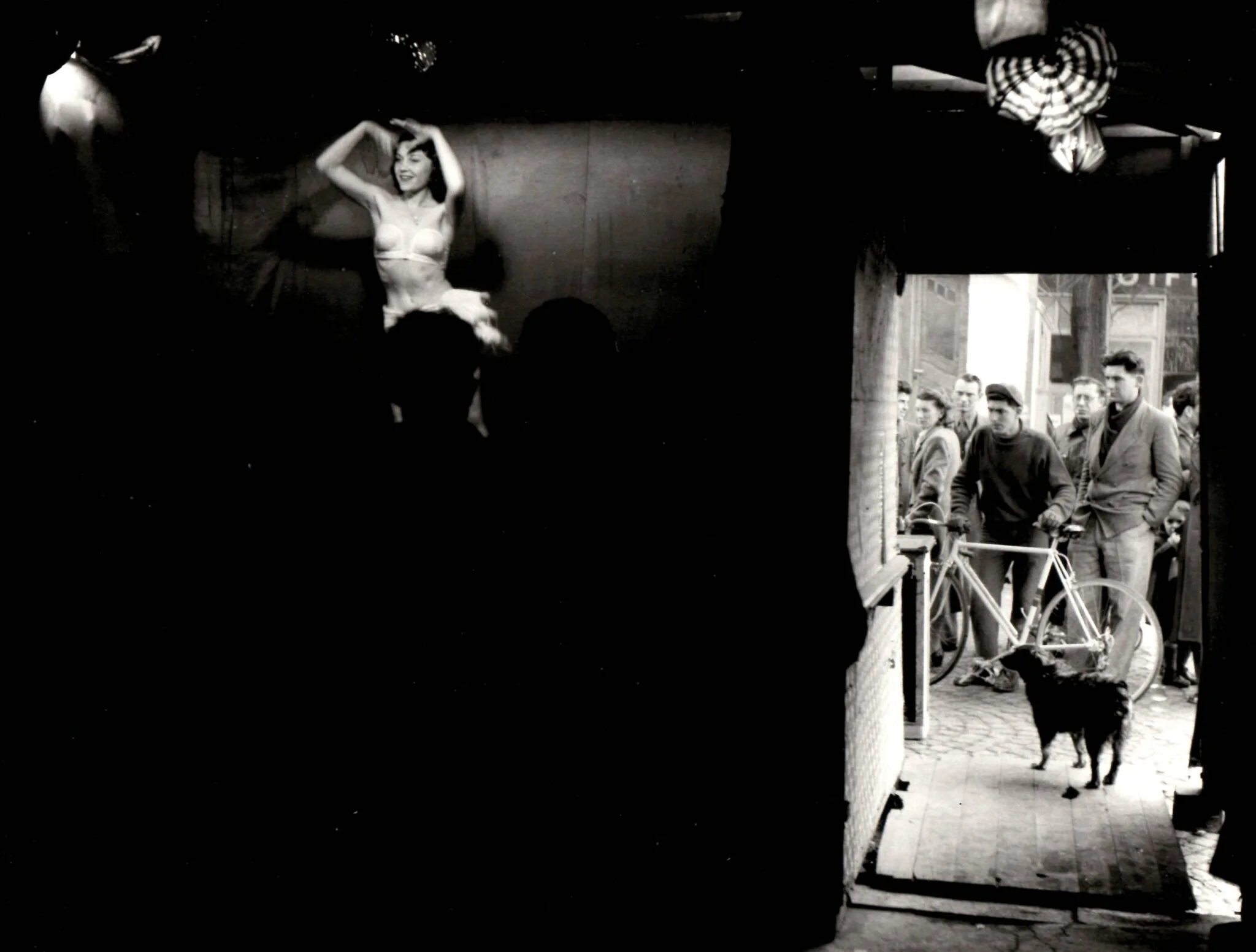 Mademoiselle Wanda a la fete foraine du boulevard Saint-Jacques, Robert Doisneau