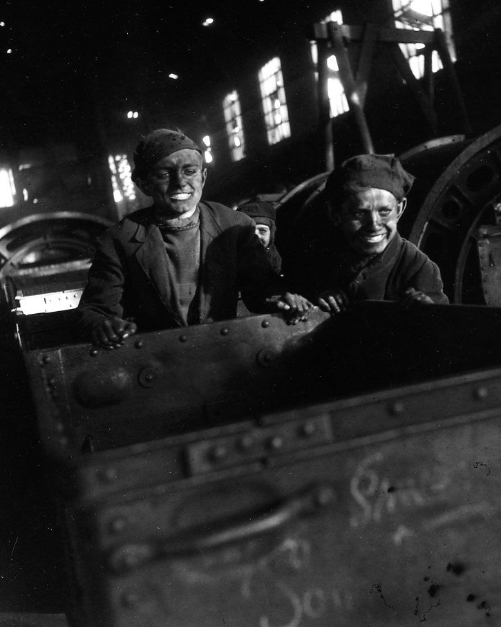 Galibots, Lens, Robert Doisneau, 1945 : jeunes mineurs de fond au visage noirci