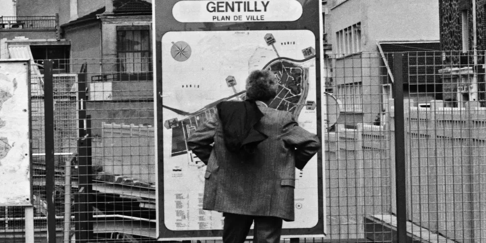 Un enfant devant un panneau indiquant Gentilly, commune natale de Robert Doisneau