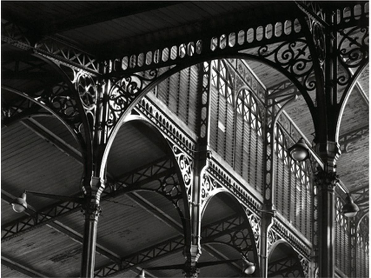 La charpente metallique des pavillons des Halles, Robert Doisneau