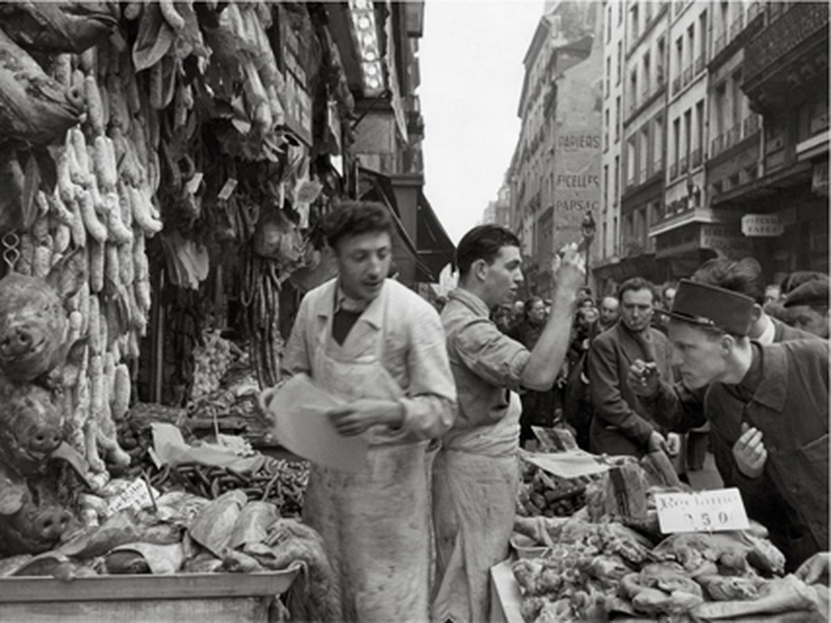 Un marchand des Halles derriere son etal, Robert Doisneau
