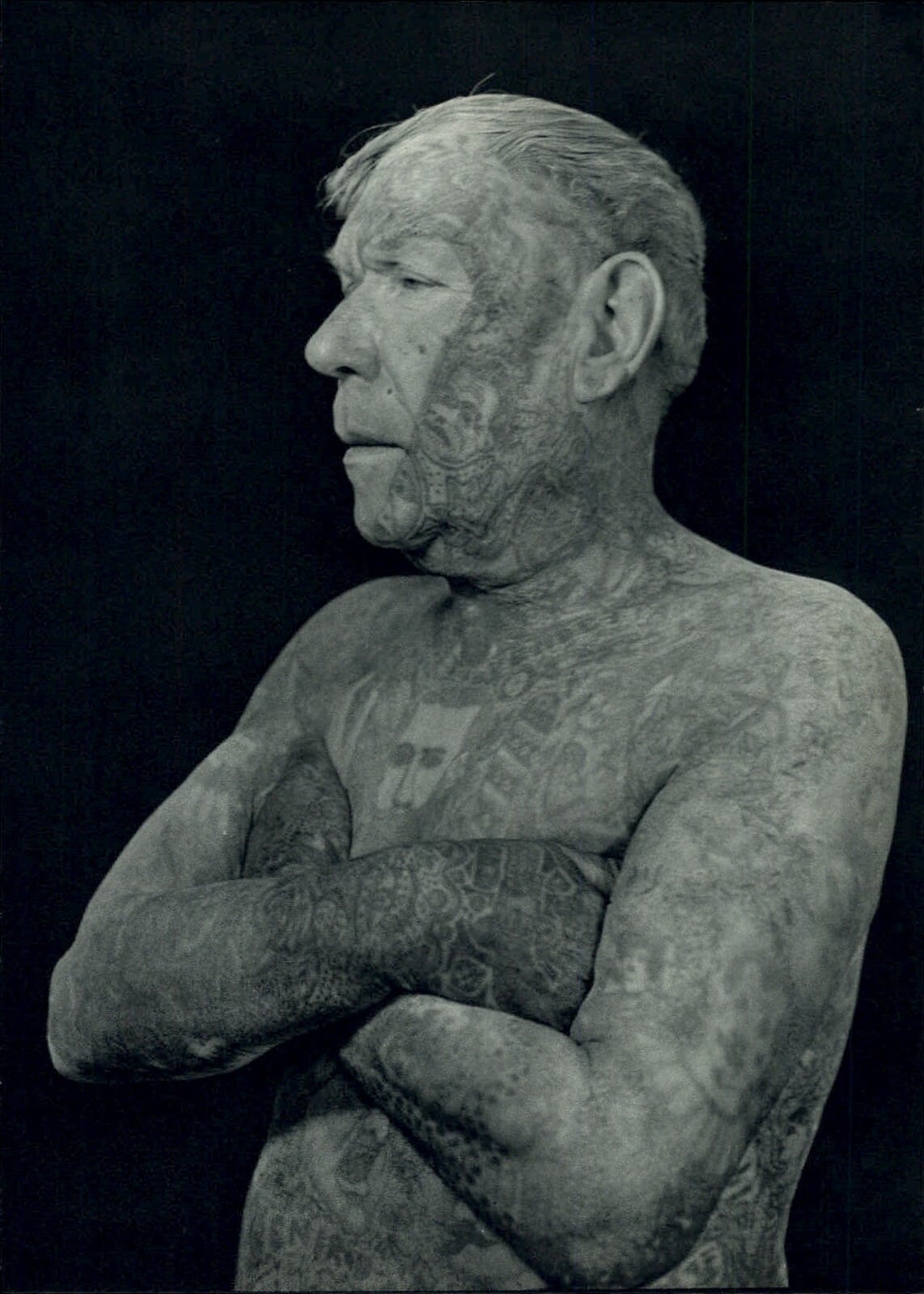 Richardo, l homme le plus tatoue du monde, photographie a l atelier de Montrouge par Robert Doisneau
