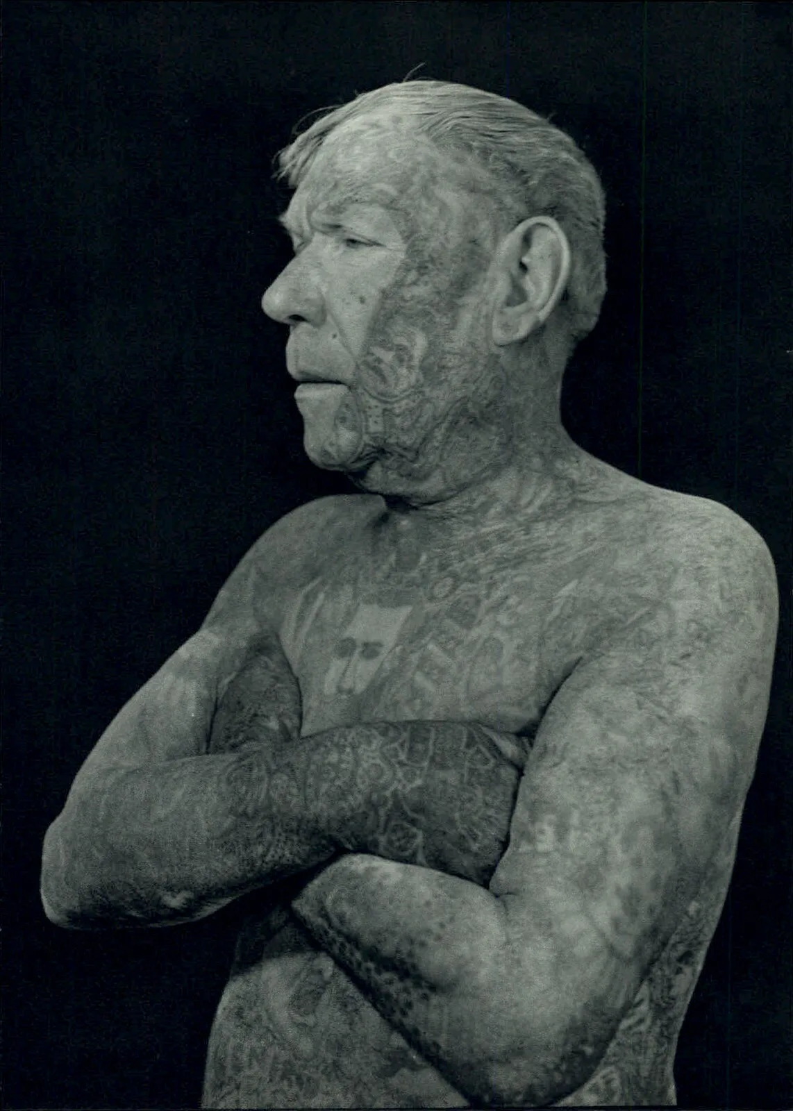 Richardo, l homme le plus tatoue du monde, photographie a l atelier de Montrouge par Robert Doisneau