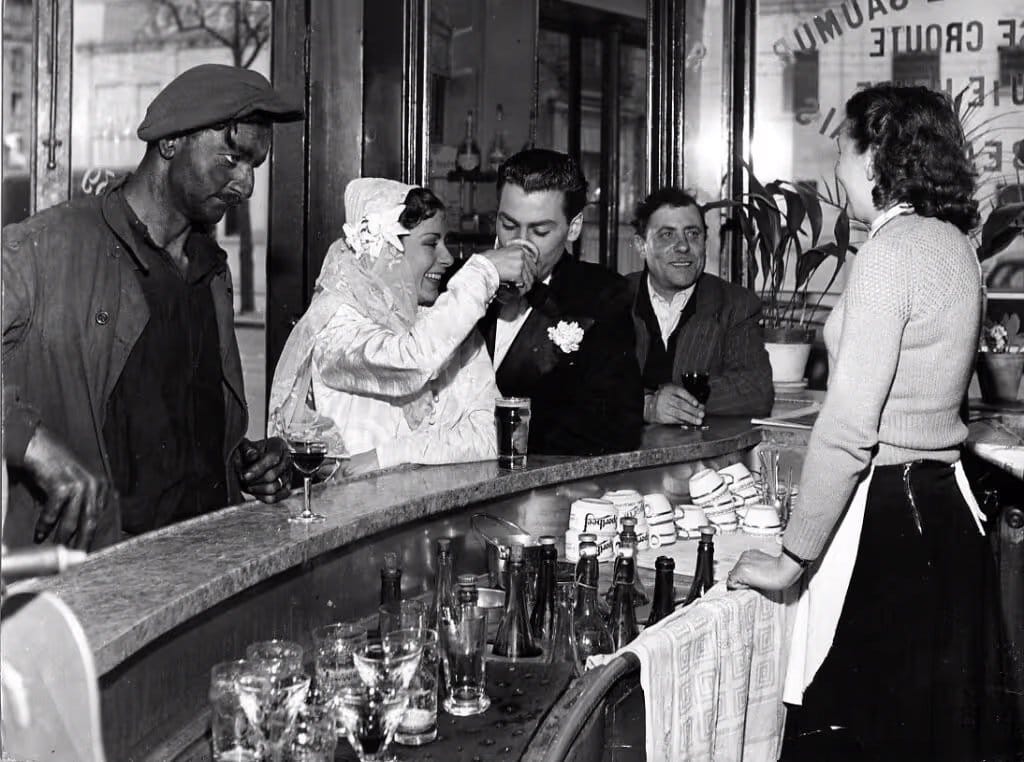 Des maries au comptoir d un bistrot avec le bougnat, Robert Doisneau