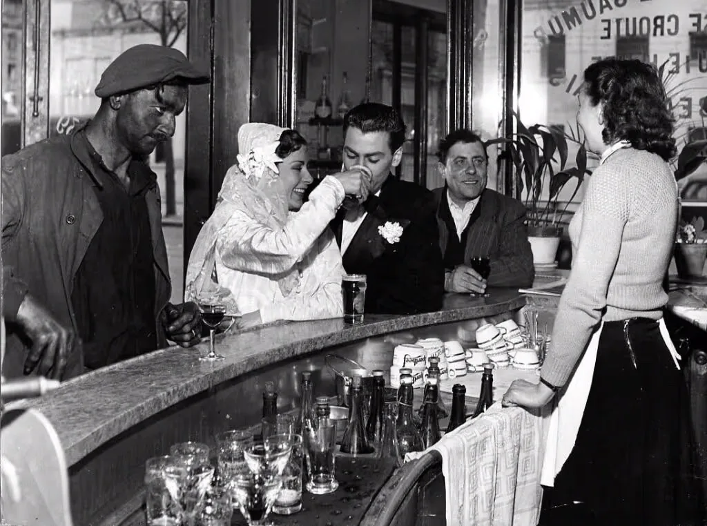 Des maries au comptoir d un bistrot avec le bougnat, Robert Doisneau