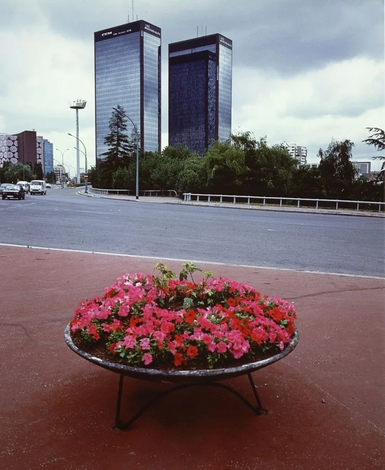 Les tours Mercuriales a la porte de Bagnolet derriere un bac de fleurs, photographie par Robert Doisneau pour la mission de la DATAR en 1984