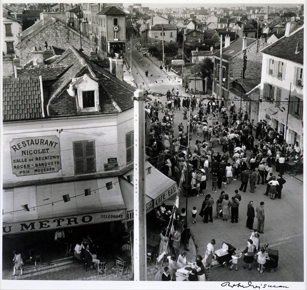 Vue plongeante sur une fete de rue avenue Laplace a Arcueil, Robert Doisneau