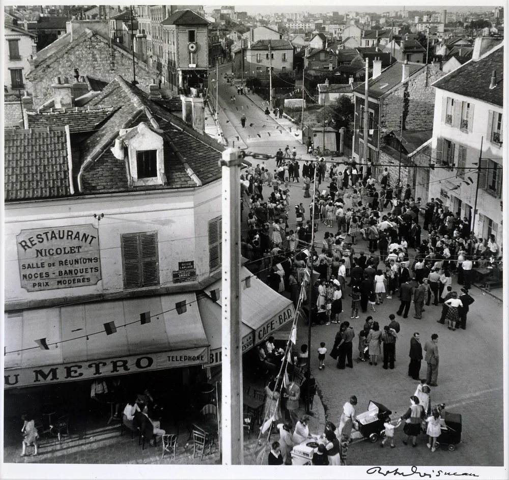 Vue plongeante sur une fete de rue avenue Laplace a Arcueil, Robert Doisneau