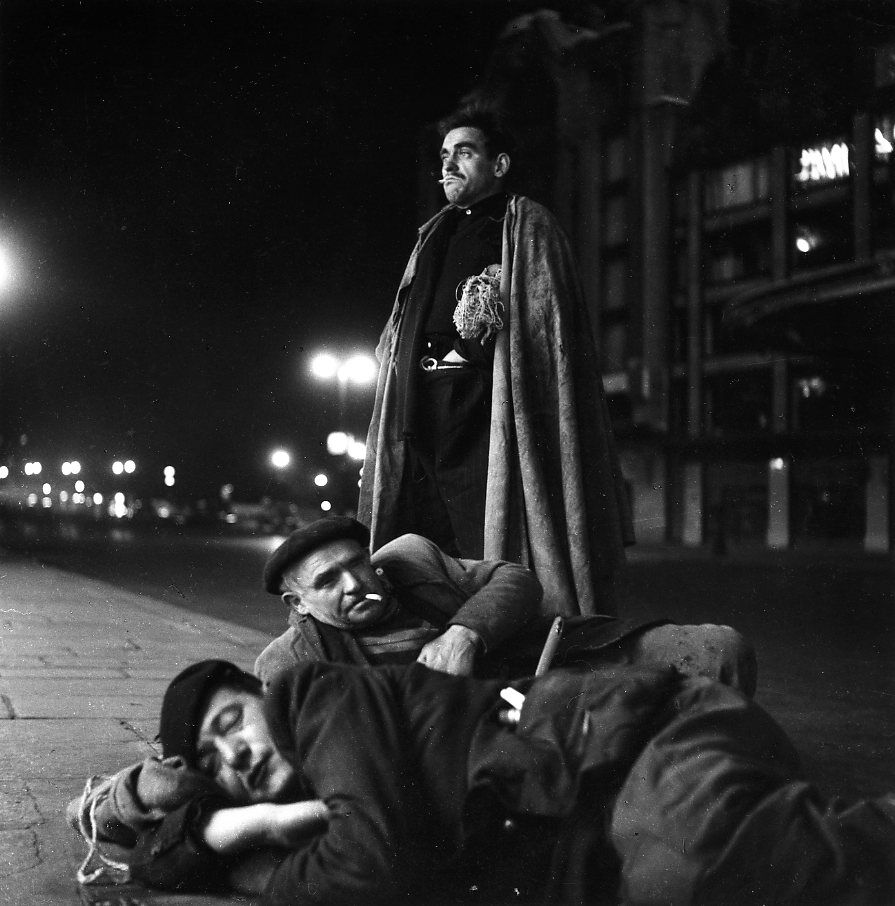 Un oreiller en toile de jute, Paris, Robert Doisneau, 1952 : des clochards couchés sur le trottoir la nuit