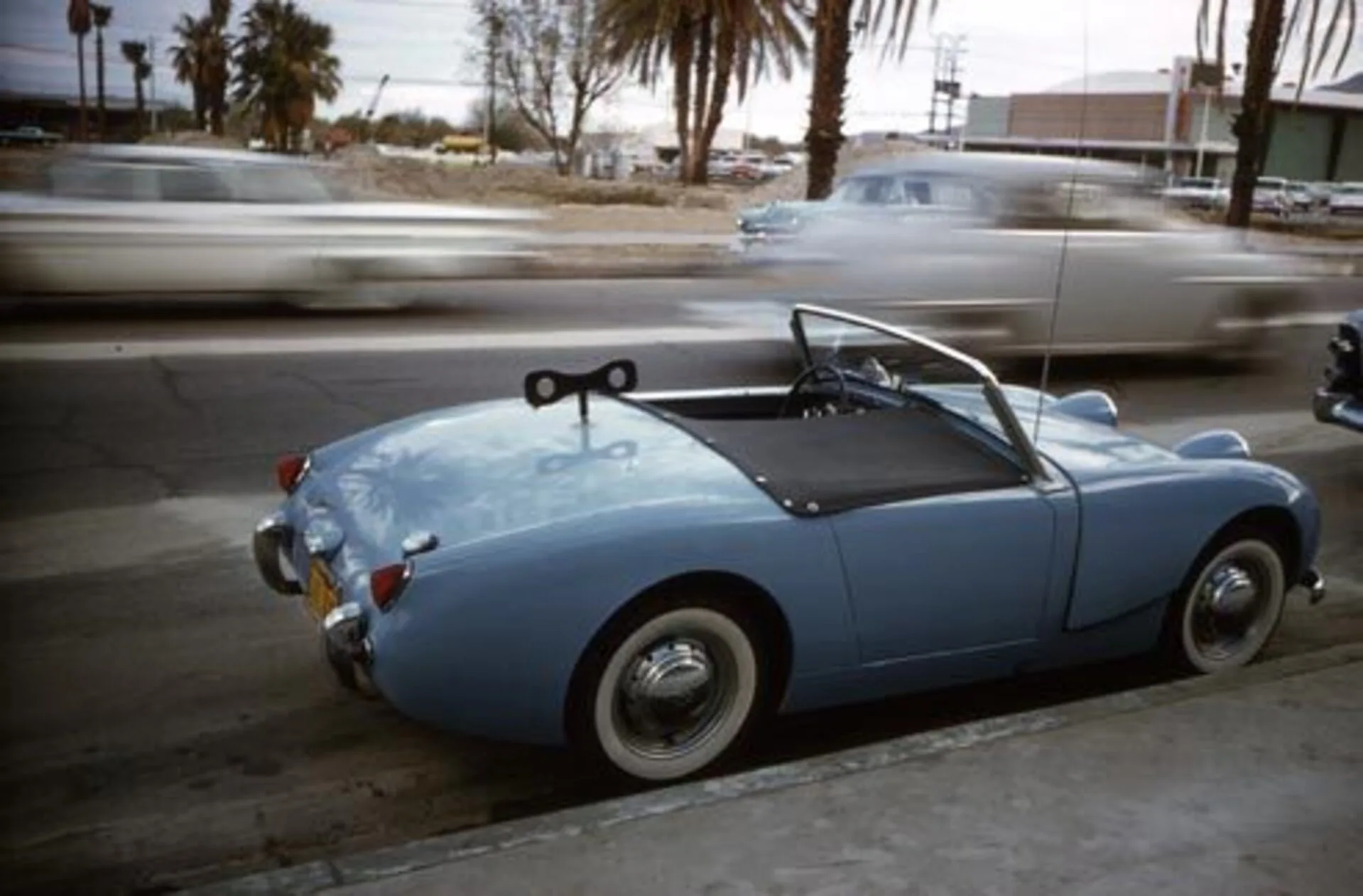 La voiture bleue, Palm Springs, Robert Doisneau, 1960, photographie en couleur