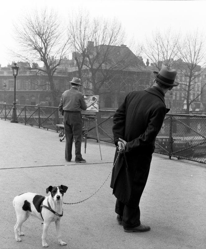 Le peintre du Pont des Arts, Robert Doisneau, 1953 : un promeneur et son fox-terrier devant un peintre au travail