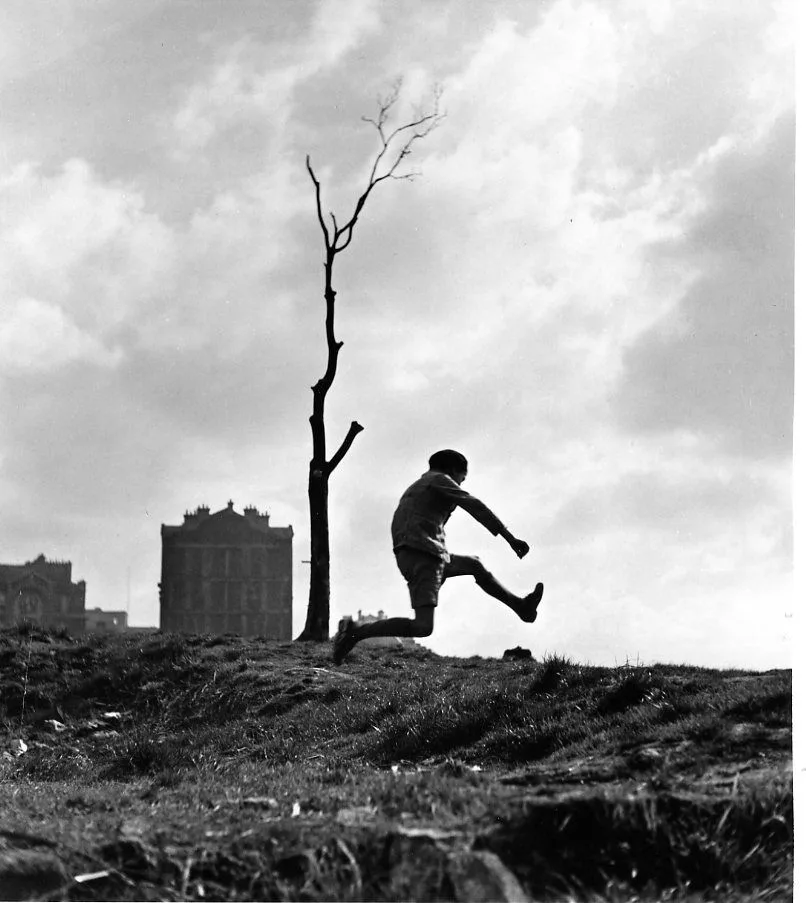 La poterne des Peupliers, Paris, Robert Doisneau, 1934 : un enfant saute sur le talus