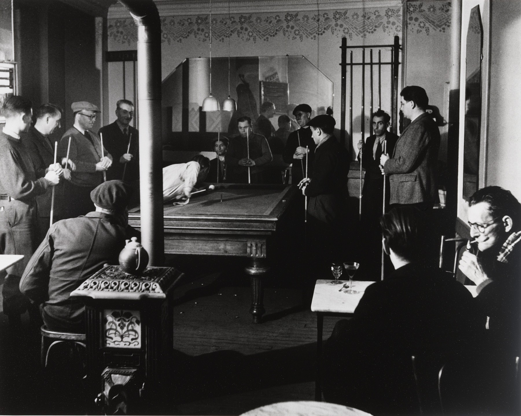 Interieur du cafe billard La poule au gibier a Montrouge, Robert Doisneau, 1945